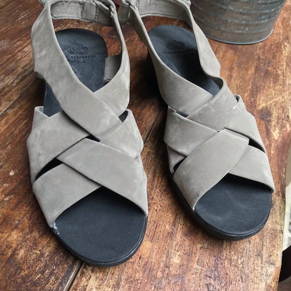 CLOUDSTEPPERS BY CLARKS, GRAY SANDALS, SIZE 8 - Picture 4 of 5